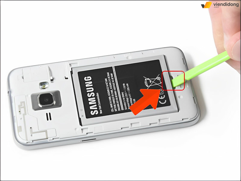 cách tháo pin điện thoại Samsung bước 2