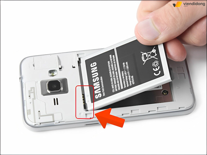 cách tháo pin điện thoại Samsung bước 3
