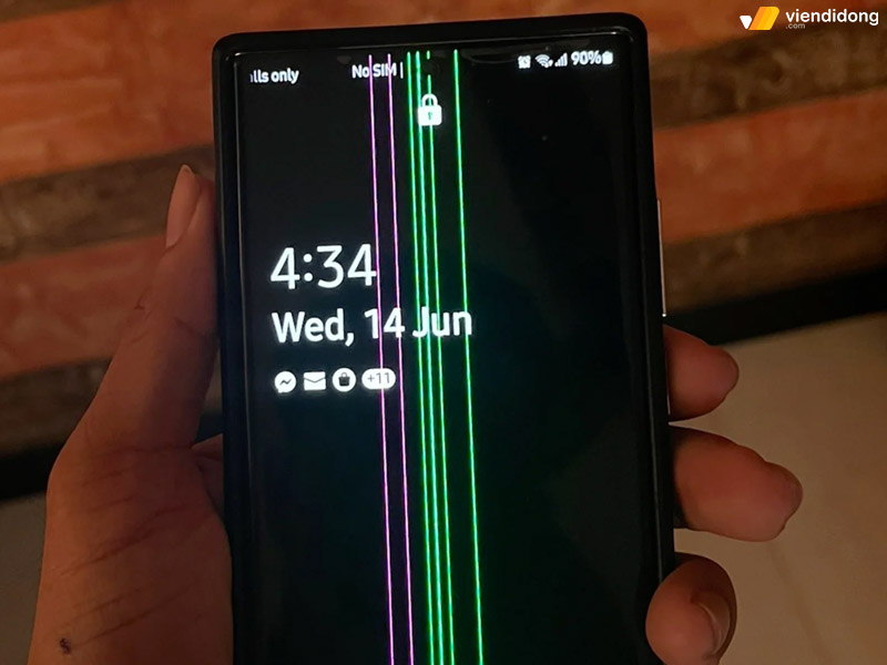 điện thoại Samsung bị sọc màn hình va chạm