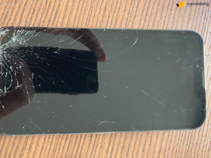 lỗi trắng màn hình iPhone 13 Pro Max va đập