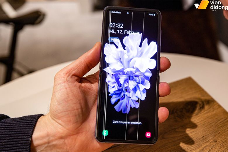 Samsung bị sọc màn hình là tình trạng hiển thị xuất hiện đường kẻ bất thường