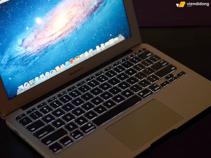 tiết kiệm pin cho MacBook M1 đèn