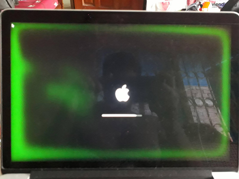 màn hình Macbook bị ám xanh dấu hiệu