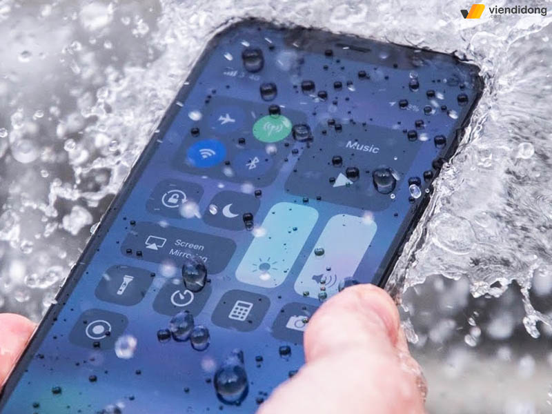 iPhone Xs Max bị loạn cảm ứng nước