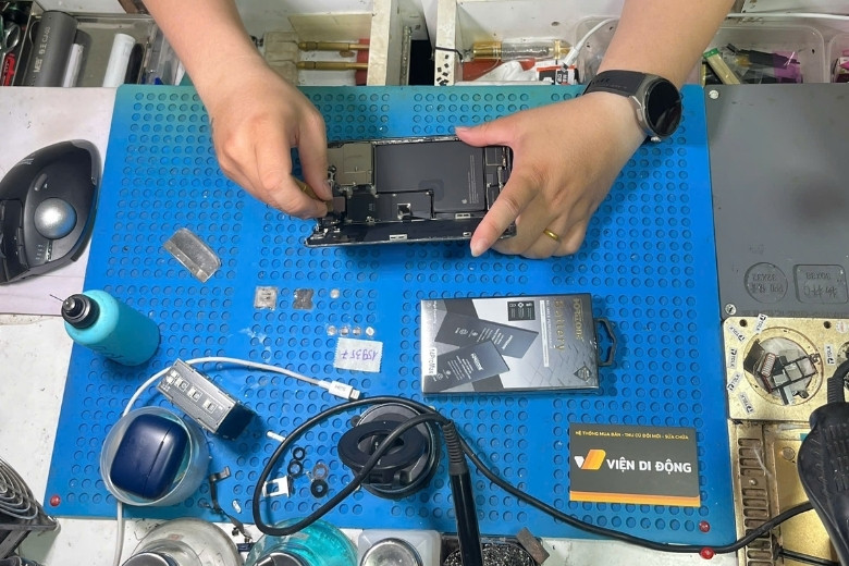 Quy trình thay pin iPhone 14 Pro Max tiêu chuẩn