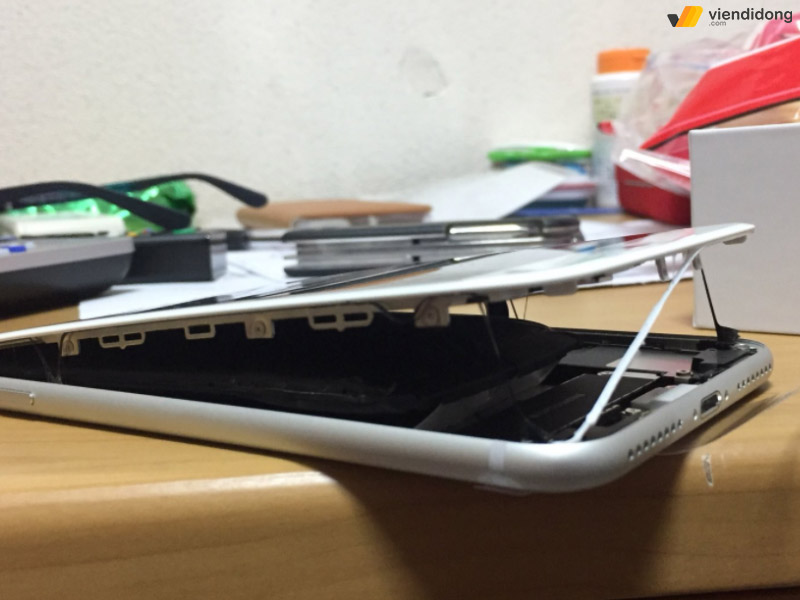 iPhone 8 bị phồng pin 