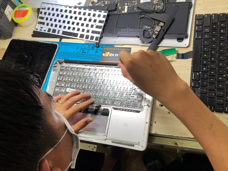 sửa MacBook huyện Hóc Môn kỹ thuật