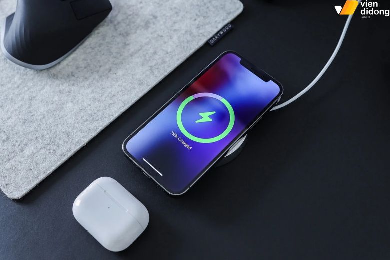 Sạc không dây iPhone vào điện sẽ hiển thị biểu tượng tia sét và pin tăng
