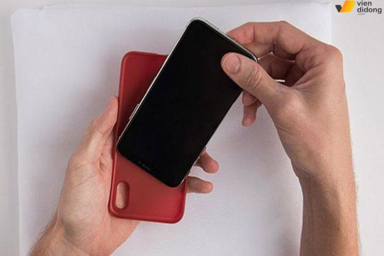 Tháo ốp lưng khi sạc không dây iPhone cải thiện hiệu quả sạc pin