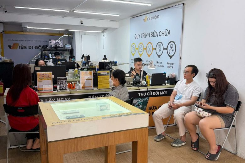 Dịch vụ thay màn hình iPhone 15 Pro minh bạch, bảo hành rõ ràng