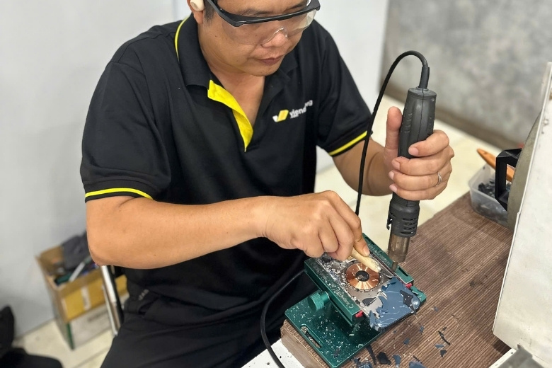 Kỹ thuật viên Viện Di Động hàn điểm cổ cáp pin iPhone 15 Plus