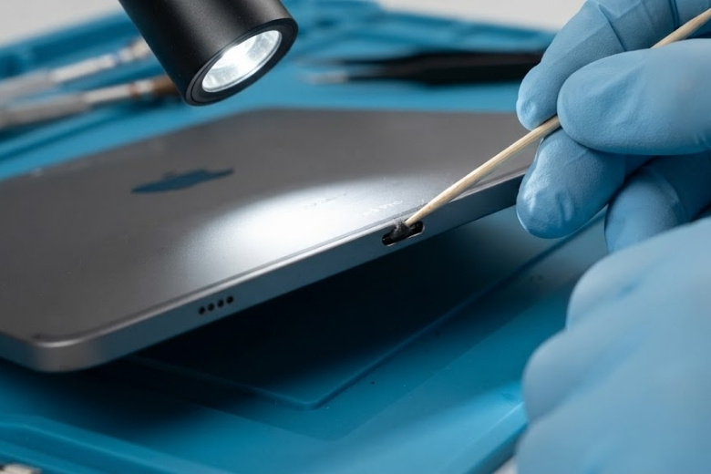 Hướng dẫn 6 cách khắc phục lỗi iPad không nhận sạc mới nhất 2 cổng kết nối iPad bị tắc nghẽn