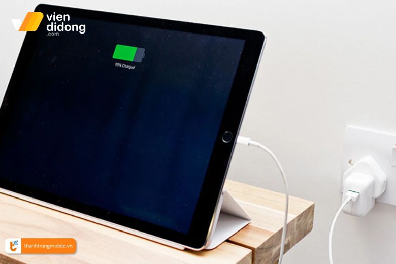 Bạn hãy kiểm tra nguồn điện có ổn định để sạc iPad hay không
