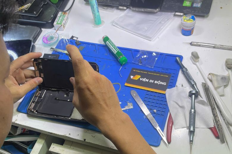 Thay màn hình iPhone 15 6 Thiết bị được kiểm tra, thay thế và test lại trước khi bàn giao