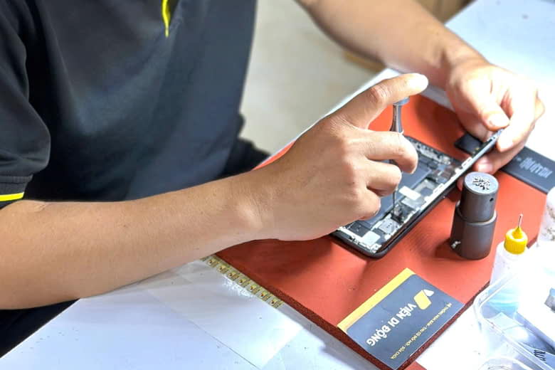 Quy trình thay pin iPhone 16 Pro Max tại Viện Di Động