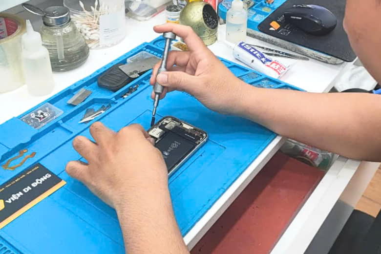 Quy trình thay pin iPhone 16 Pro tại Viện Di Động