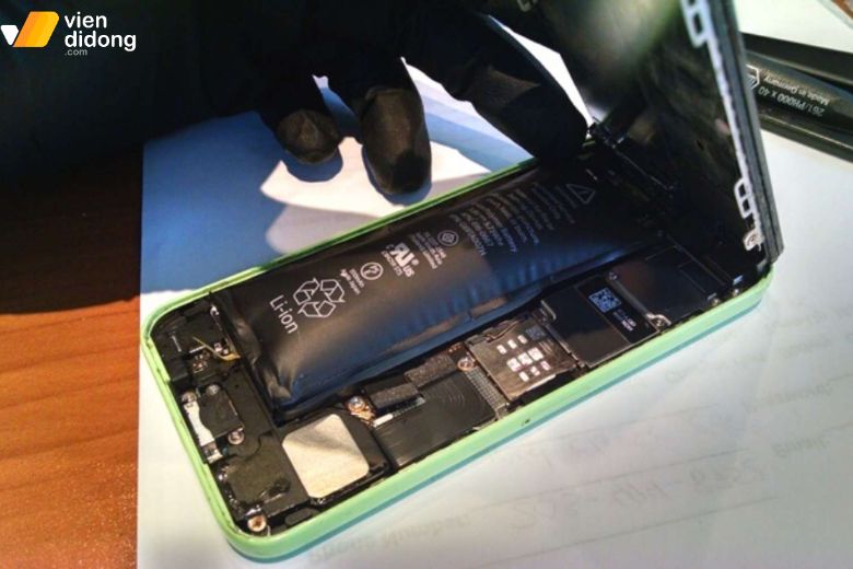 Pin iPhone 16 Pro bị phồng là dấu hiệu nguy hiểm cần thay ngay