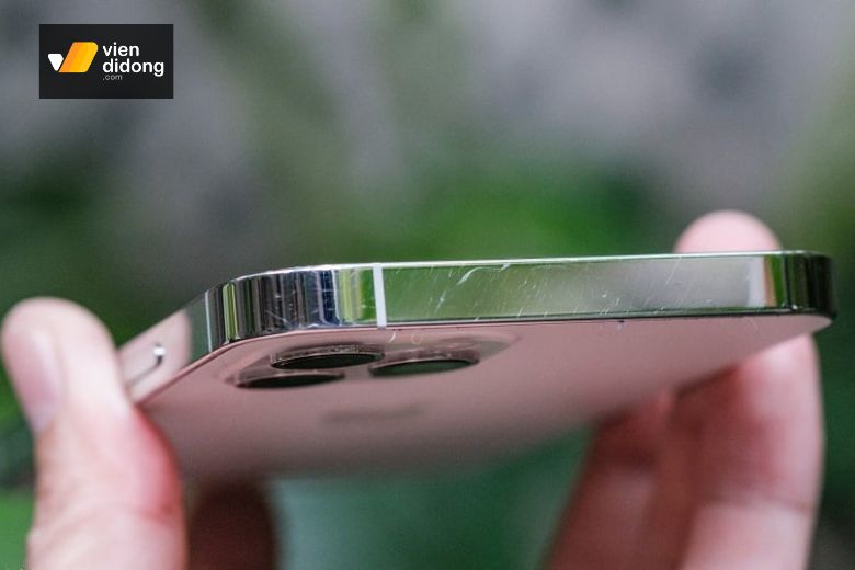 Dòng iPhone cũ trầy xước trên bề mặt màn hình và thân máy