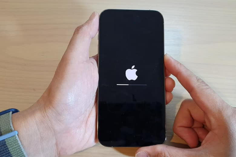 Cách xử lý iPhone 15 Pro Max bị sọc màn hình hiệu quả nhất 4 màn hình iphone 15 pro max bị sọc