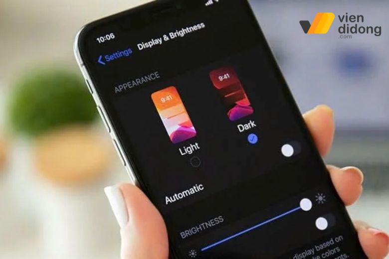 Tại sao pin iPhone còn nhưng vẫn sập nguồn? 13 Bật Dark Mode giúp tiết kiệm pin và bảo vệ mắt, đặc biệt hiệu quả với iPhone màn OLED