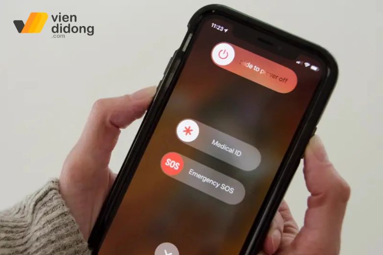 Tại sao pin iPhone còn nhưng vẫn sập nguồn? 6 Khởi động lại iPhone để tạm thời khắc phục lỗi sập nguồn khi còn pin