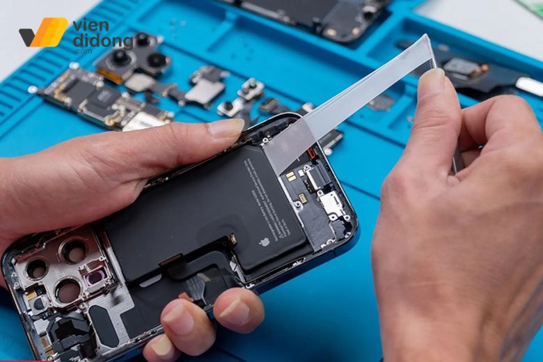 Tại sao pin iPhone còn nhưng vẫn sập nguồn? 8 Thay pin mới khi pin chai dưới 80% giúp khắc phục triệt để lỗi iPhone sập nguồn