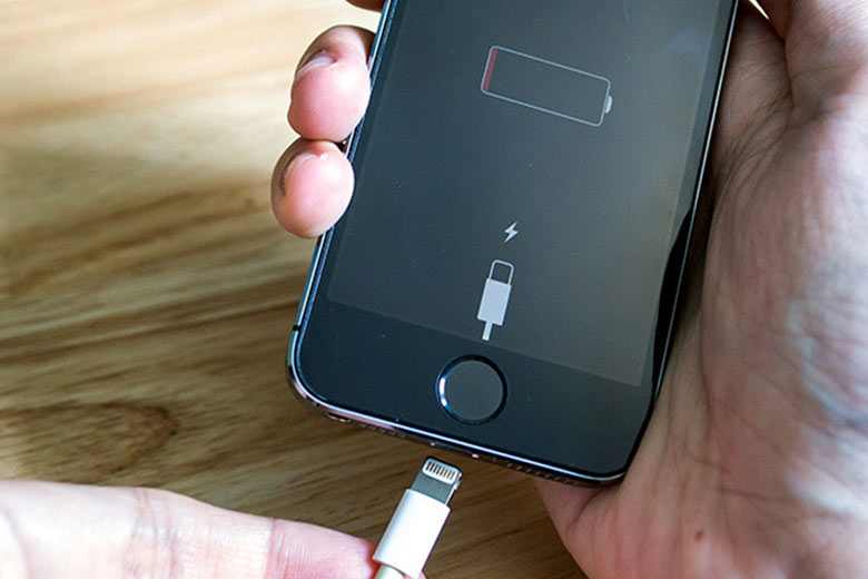 Làm sao nhận biết iPhone đang sạc pin khi tắt nguồn? Mẹo hay bạn cần biết 1 iphone đang sạc pin khi tắt nguồn