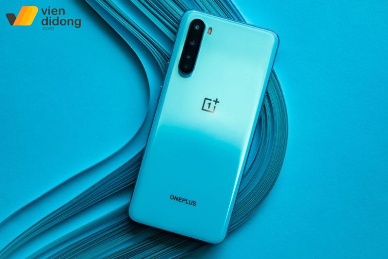 Nắp lưng OnePlus bong tróc đang được thay mới, đảm bảo tính thẩm mỹ như ban đầu