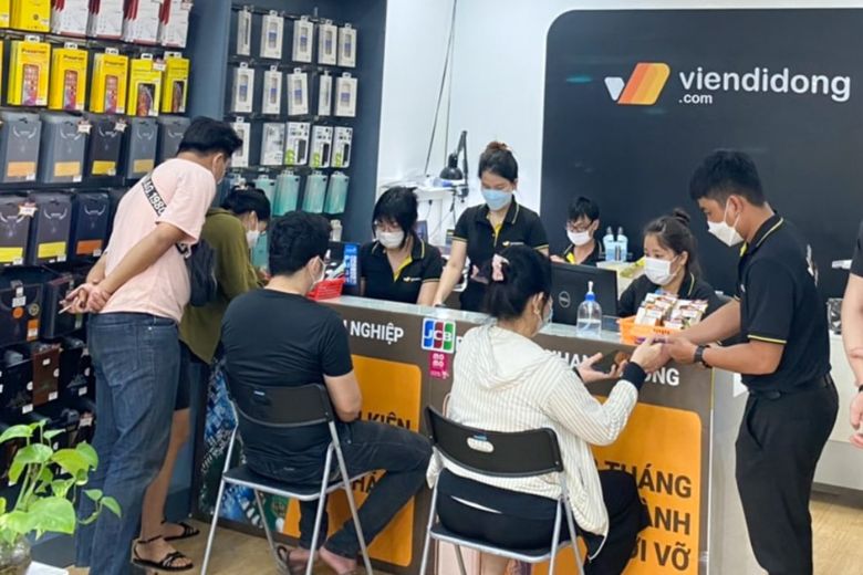 Nhân viên tư vấn tại cửa hàng thân thiện, hỗ trợ khách hàng lựa chọn dịch vụ phù hợp