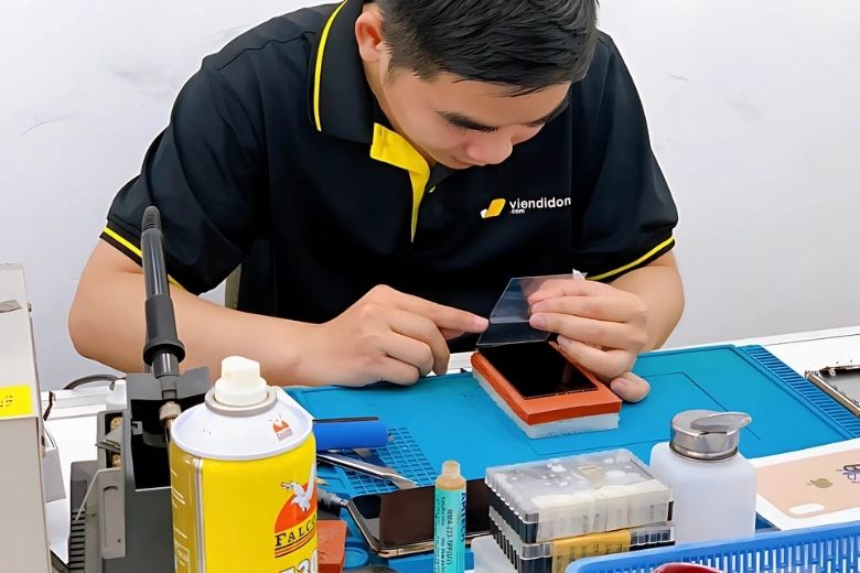 Kỹ thuật viên Viện Di Động thay thế cảm biến thông minh trên iPhone