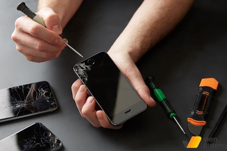 Bạn nên cân nhắc kỹ khi tự sửa iPhone tại nhà