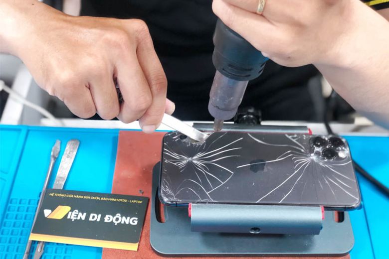 Thay nắp lưng iPhone tại Viện Di Động khi gặp sự cố