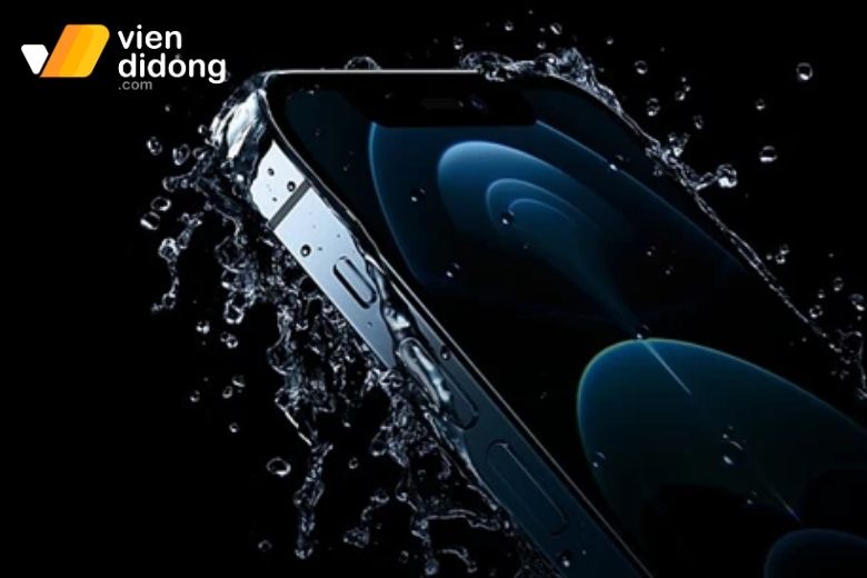 Thay pin điện thoại iPhone có làm mất chống nước không? 1 iPhone có khả năng kháng nước nhờ thiết kế kín và phần mềm hỗ trợ