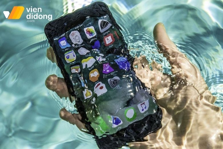Thay pin điện thoại iPhone có làm mất chống nước không? 2 Thay pin iPhone có thể làm mất chống nước nếu kỹ thuật không chuẩn