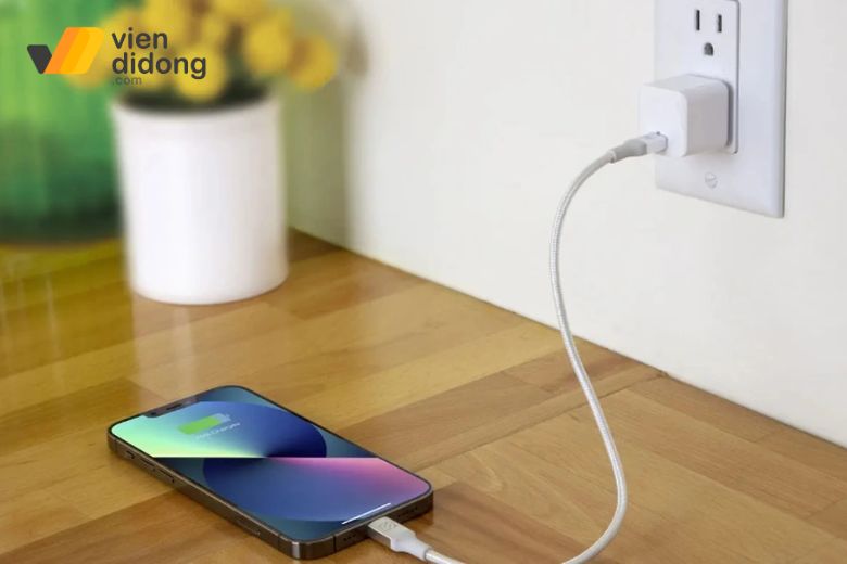 Có nên sạc iPhone 14 Plus qua đêm không? Cách sạc đúng chuẩn Apple 1 iPhone 14 Plus sạc qua đêm