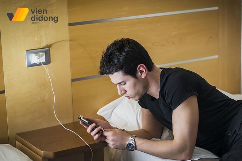 Có nên sạc iPhone 14 Plus qua đêm không? Cách sạc đúng chuẩn Apple 2 iPhone 14 Plus sạc qua đêm