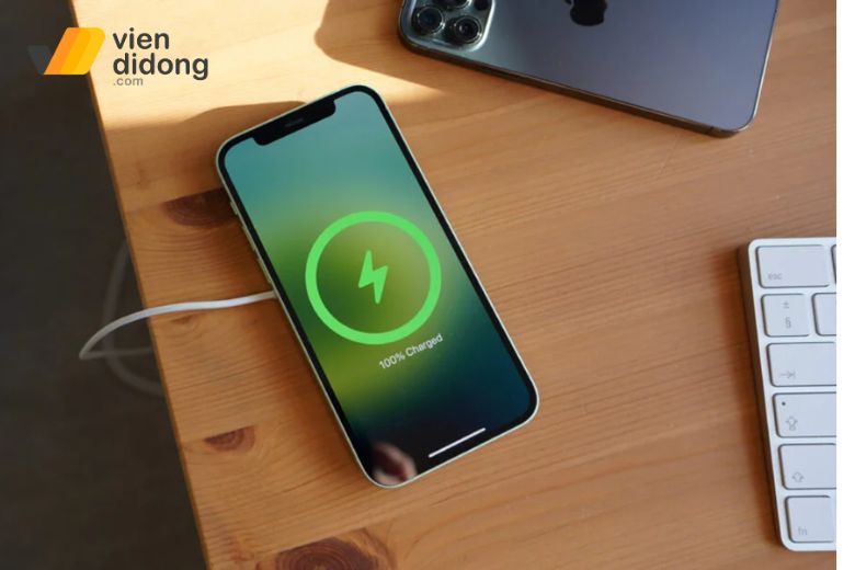Có nên sạc iPhone 14 Plus qua đêm không? Cách sạc đúng chuẩn Apple 3 iPhone 14 Plus sạc qua đêm
