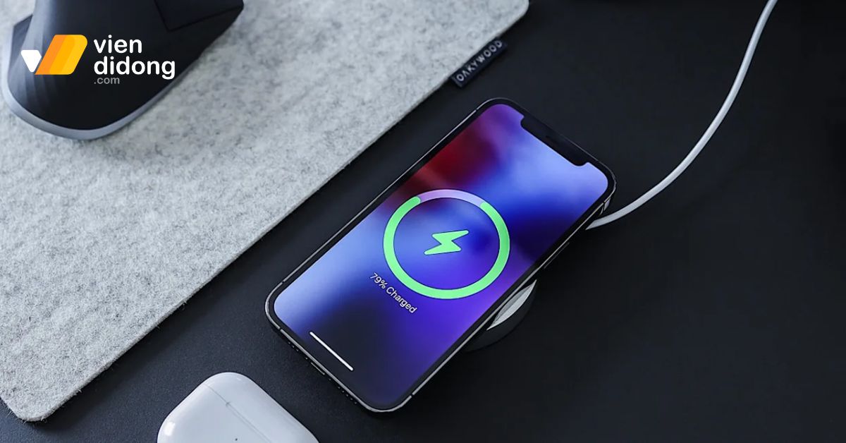 Có nên sạc iPhone 14 Plus qua đêm không? Cách sạc đúng chuẩn Apple