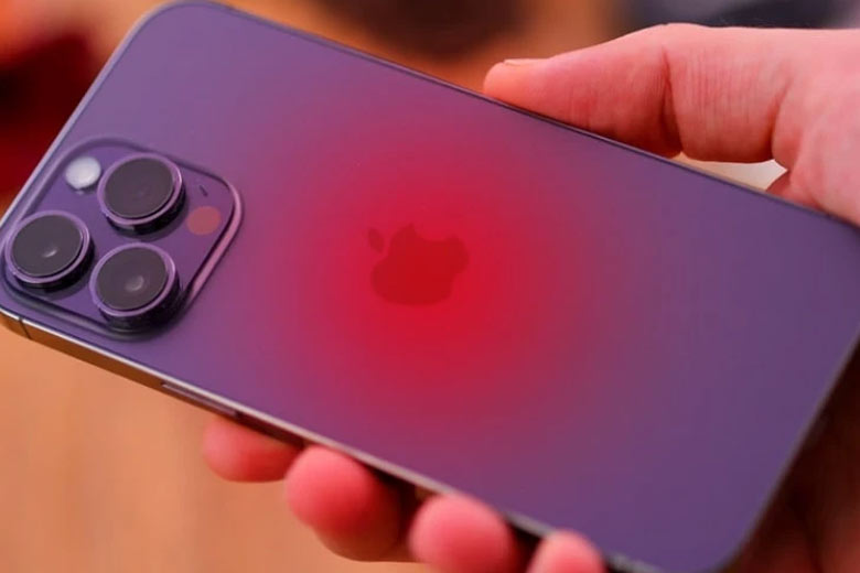 Giảm nhiệt nhanh chóng cho iPhone 14 Pro bị nóng máy khi chơi game, sạc pin 1 iPhone 14 Pro bị nóng máy