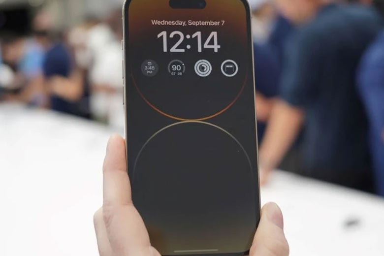 Giảm nhiệt nhanh chóng cho iPhone 14 Pro bị nóng máy khi chơi game, sạc pin 3 iPhone 14 Pro bị nóng máy
