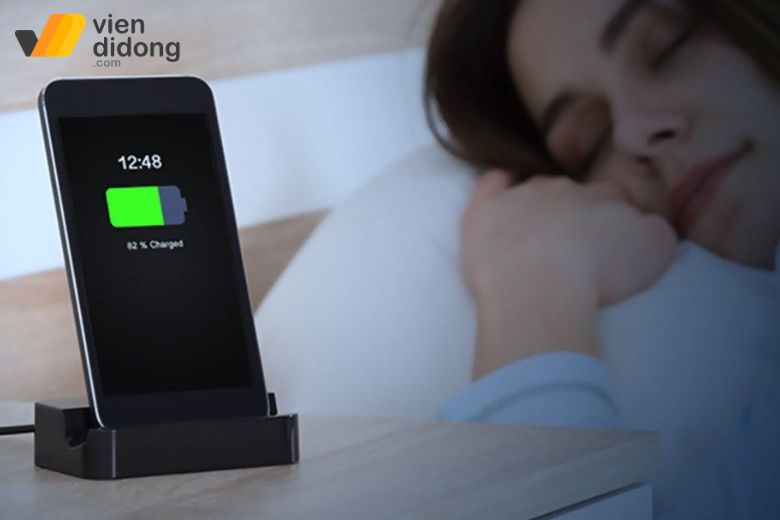 iPhone 14 Pro sạc qua đêm