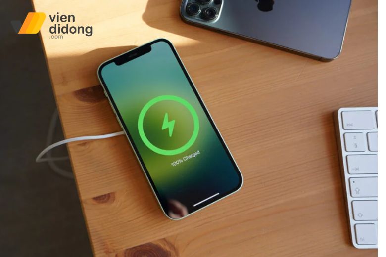 iPhone 14 Pro sạc qua đêm