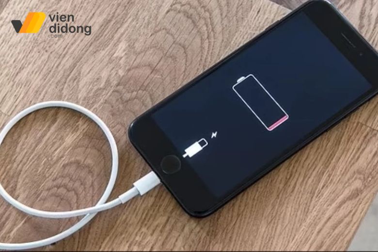 iPhone 14 Pro sạc qua đêm