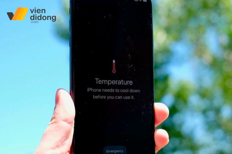 iPhone 14 Pro sạc qua đêm