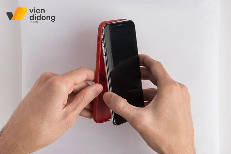 iPhone 14 Pro sạc qua đêm