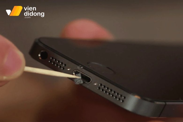 Chi tiết cách xử lý lỗi iPhone 14 sạc không vào pin tại nhà 4 iphone 14 sạc không vào pin