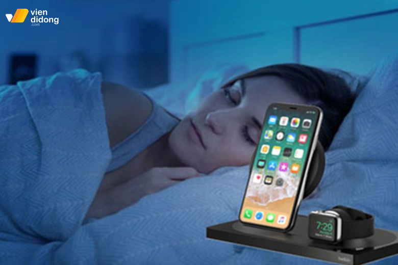 iPhone 14 sạc qua đêm có sao không? Có ảnh hưởng đến tuổi thọ pin không? 1 iPhone 14 sạc qua đêm
