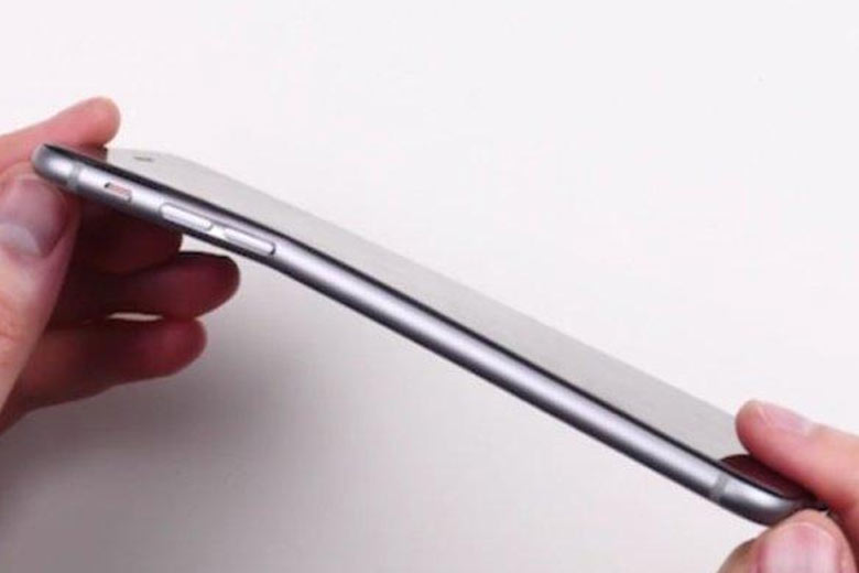 iPhone bị cong vênh màn hình do đâu? 1 iPhone bị cong vênh