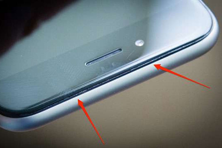 iPhone bị cong vênh màn hình do đâu? 2 iPhone bị cong vênh