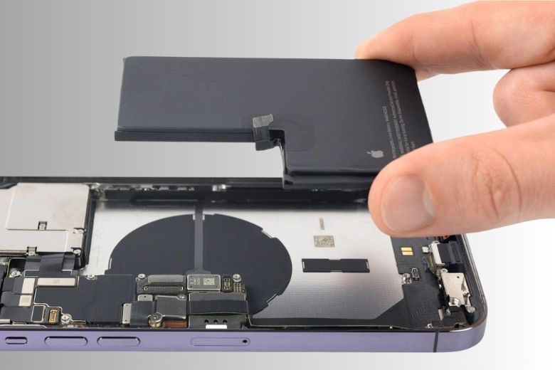 Thay pin iPhone 14 Pro Max chính hãng hay linh kiện? 1 thay pin iPhone 14 Pro Max loại nào